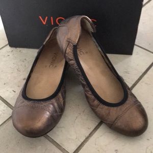 Women’s Vionic Prim Ava bronze flats - Size 7